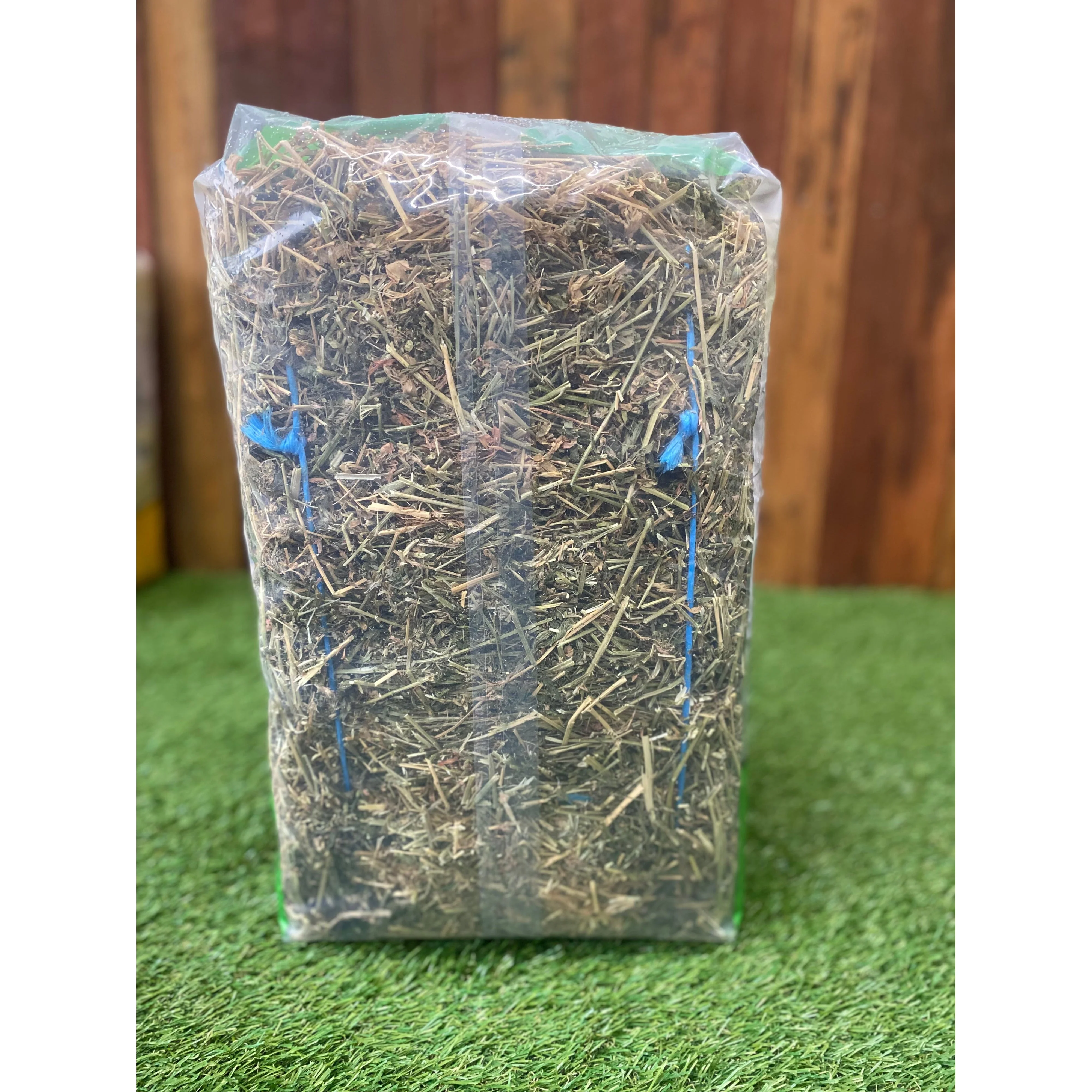 Green Valley Naturals Lucerne Mini Hay Bale for Small Animals 22L - Image 4